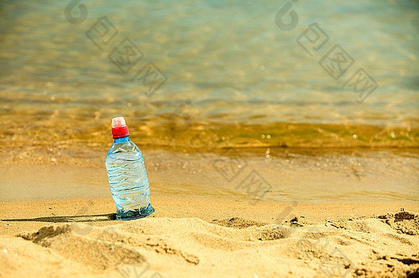 渴保存特写镜头塑料瓶水喝桑迪夏天海滩假期健身