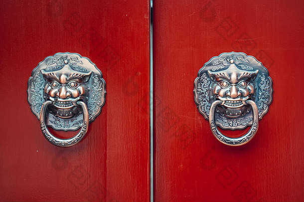 中国北京东城区传统胡同住宅区四合院红门上的门环