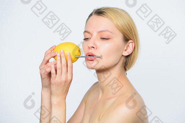 柠檬平头钉自然电池女孩柠檬充电充电身体维生素柠檬电池女孩平头钉柠檬维生素饮食食物健康的皮肤能源积极的情绪