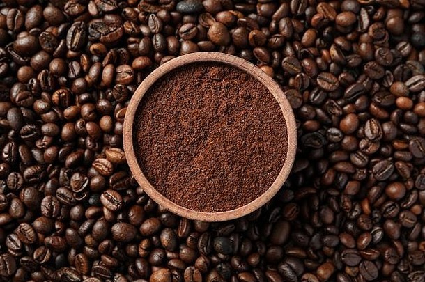 咖啡豆纹理背景和一碗粉末，特写