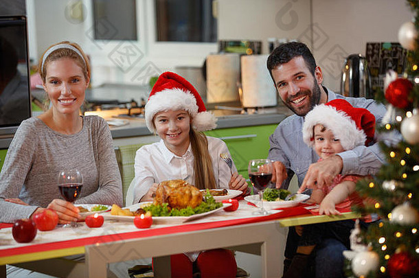 肖像微笑家庭传统的圣诞节晚餐