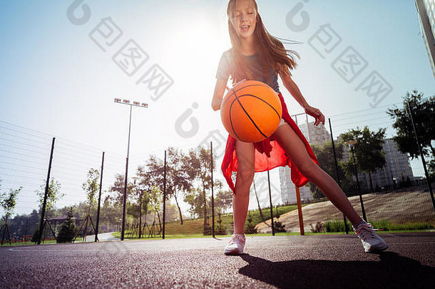 一个独自打篮球的长发女孩