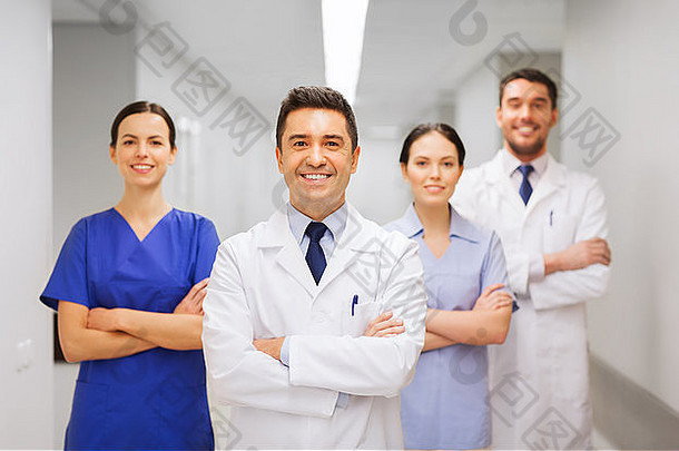 医院里一群快乐的医生或医生