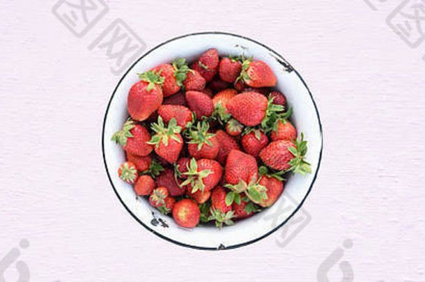 新鲜的草莓复古的碗变形背景粉红色的薰衣草颜色爽肤水前视图