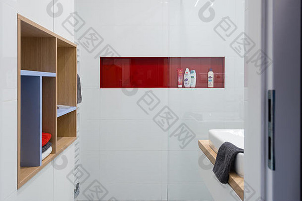 斯洛伐克布拉迪斯拉发——2018年12月17日：斯洛伐克布拉迪斯拉发Kivi建筑师事务所的年轻室内设计师设计的小型公寓浴室