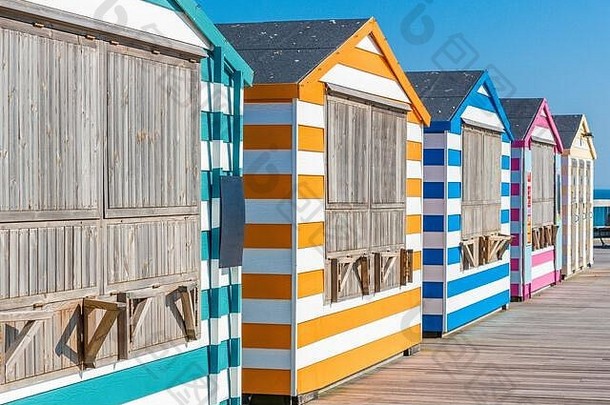 色彩斑斓的海滩房子海滩黑斯廷斯