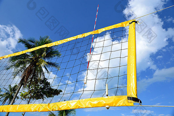 沙滩排球网以蓝天为背景