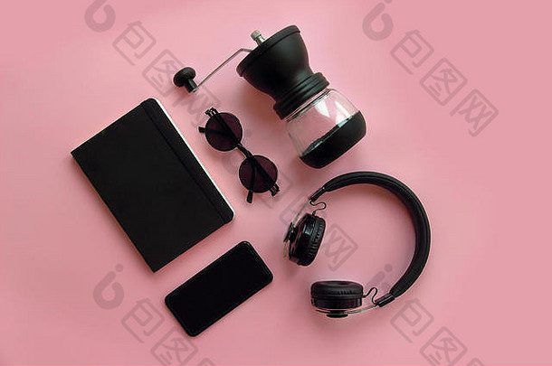 时尚的黑色的太阳镜智能手机耳机咖啡磨床笔记本粉红色的背景平躺现代赶时髦的人图像黑色的项目粉红色的