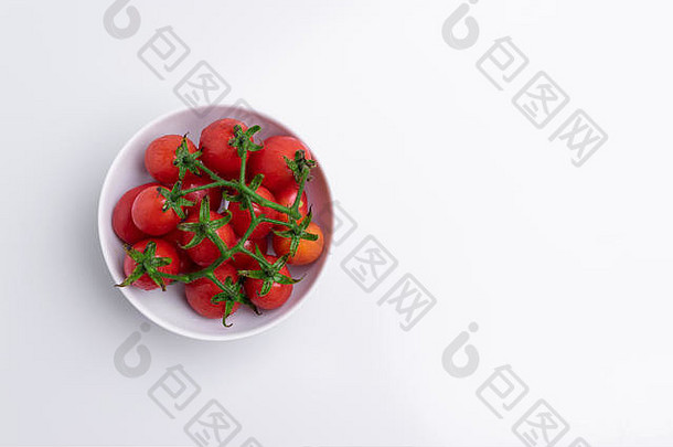 葡萄樱桃番茄分支桩红色的葡萄西红柿孤立的白色背景软光角视图工作室拍摄