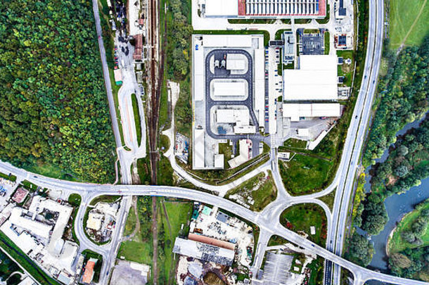 空中视图工业建筑高速公路小镇