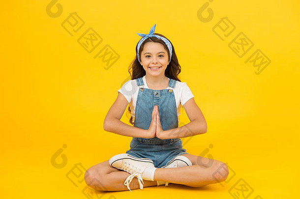 瑜伽培训孩子可爱的女孩坐冥想冥想实践生活平衡好共鸣和平冥想学习冥想技术保持积极的乐观私人空间放松