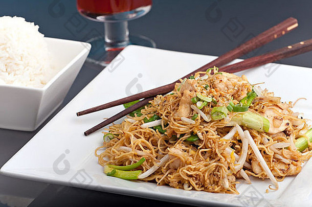 泰国菜鸡面条搅拌弗莱提出了广场白色板木筷子