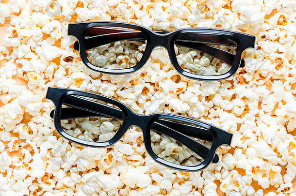 两副3d眼镜特写躺在咸爆米花上