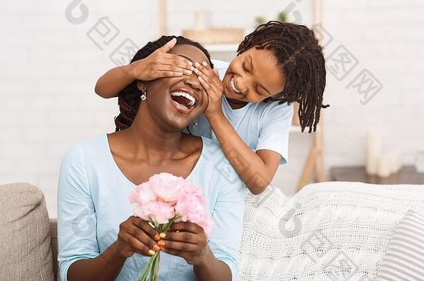 非洲女孩在家里用鲜花向母亲祝贺
