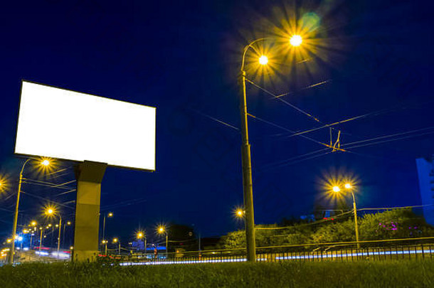 模拟公路上的白色空屏幕广告牌