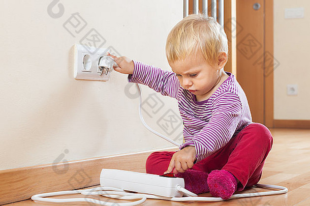 婴儿玩电扩展地板上首页