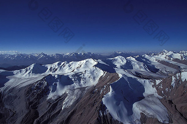 吉尔吉斯斯坦与中国接壤的<strong>天山山脉</strong>