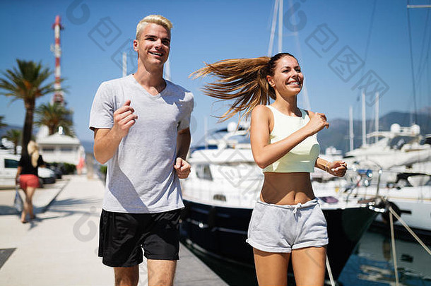 夫妇慢跑运行在户外自然体育运动概念