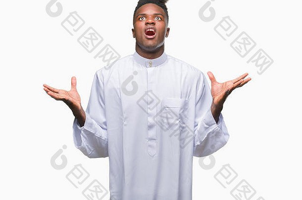 一名年轻的阿拉伯裔非洲男子，穿着传统的德杰拉巴（djellaba），在孤立的背景下疯狂地大喊大叫，表情和手臂咄咄人
