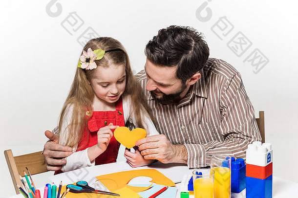 女儿和父亲正在写<strong>申请书</strong>