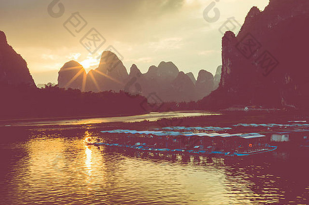 中国桂林兴平漓江夕阳。兴平是中国广西北部的一个城镇。