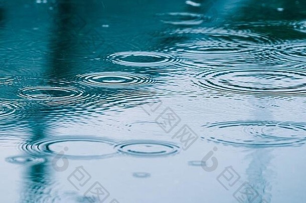雨滴在水面上形成涟漪