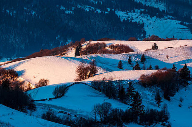 晨光中的雪山。冬天美丽的自然风光