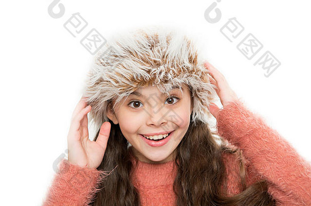 在冬天给她<strong>保暖</strong>。戴着毛皮帽子的快乐女孩被隔离在白色的地板上。小孩子喜欢冬天的风格。小女孩以冬天的方式微笑。舒适的<strong>冬季</strong>配件。衣橱和精品店。