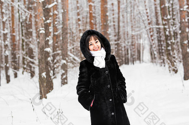 女人温暖的外套皮毛森林冷冬天一天