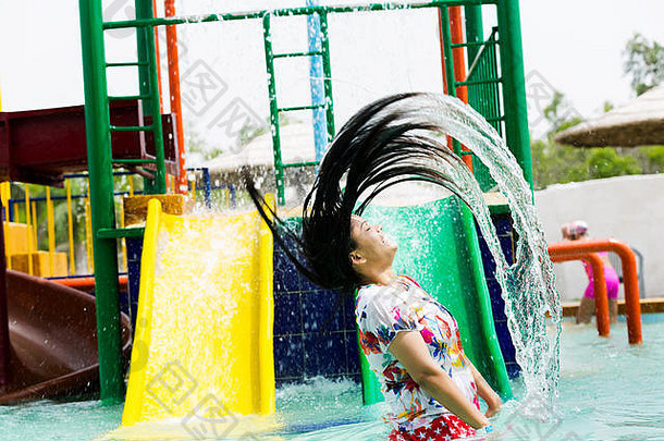 快乐1年轻女子水溅游泳池水上公园