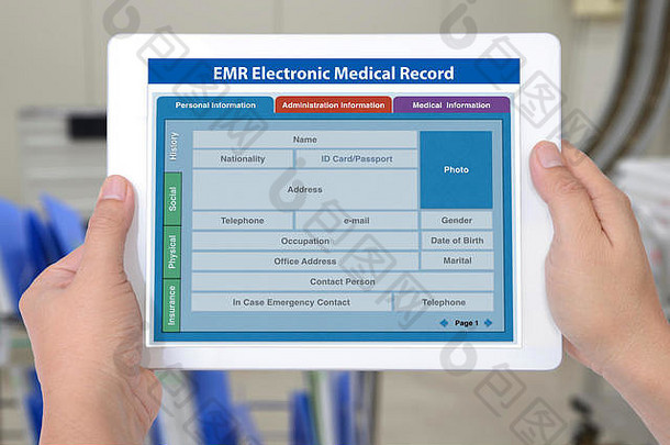 电子病历应用程序，在用户手中的数字平板电脑屏幕上显示空白患者信息。