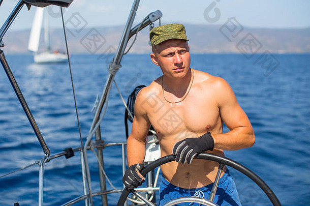 男人。队长舵控制航行游艇海船比赛