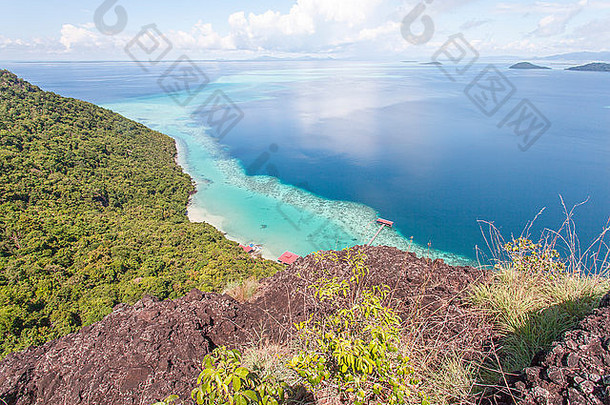 沙巴东萨卡兰海岸公园热带岛屿塞姆博纳的全景顶视图。