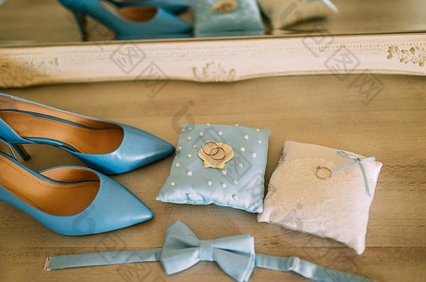 婚礼鞋子新娘石头背景蓝色的新娘花束