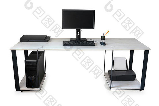 桌面个人电脑（PC），带显示器、键盘、鼠标、扫描仪和打印机，在木制桌子（桌面）上，白色隔离。