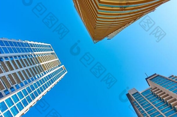 蓝天映衬下的现代多层公寓楼的角度拍摄