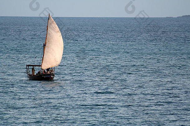 桑给巴尔：非洲坦桑尼亚米卡姆维半岛外的一艘帆船