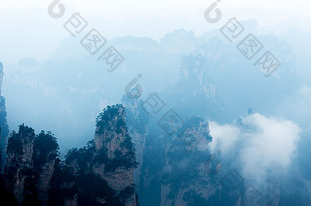位于中国湖南省张家界国家森林公园的陡峭山峰