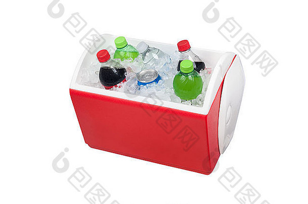 装有冰和软饮料（<strong>如水</strong>和苏打<strong>水</strong>）的独立冰柜冷却器。