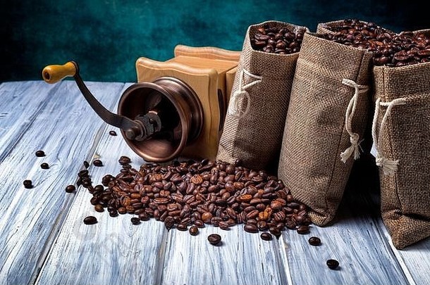 咖啡种子勺子黄麻袋填满咖啡咖啡磨床