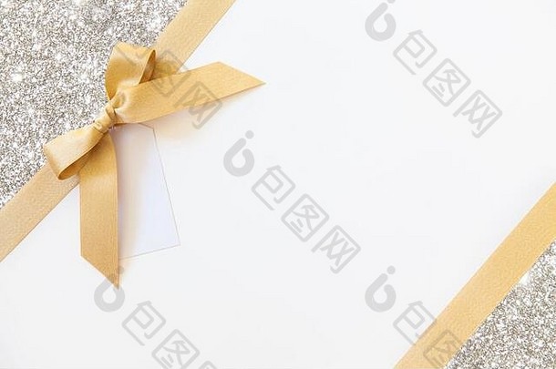 黄金丝带弓礼物白色银闪亮的背景