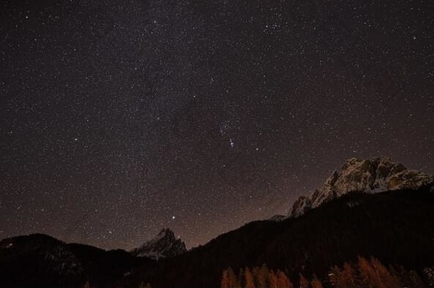 瓦尔兰德罗和赫尔斯坦峰上星光灿烂的夜空