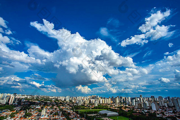 大白色云天空令人惊异的视图城市城市为什么paulo巴西