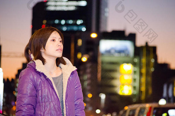 日本青山，一名日本女孩在街上摆姿势。青山是东京著名的大学区。