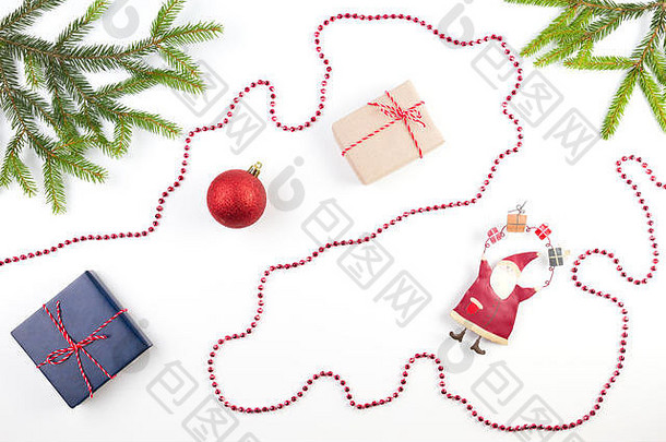 <strong>圣诞</strong>作文。白色背景上的冷杉树枝、小礼物和<strong>圣诞</strong>装饰