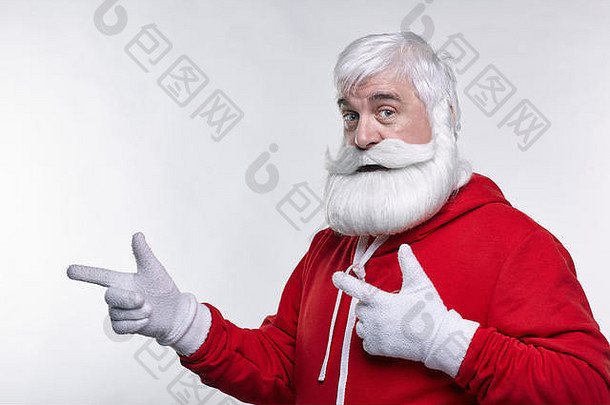 运动用品中的圣诞老人肖像。一位留着白胡子、白胡子的白发老人站在摄像机前。