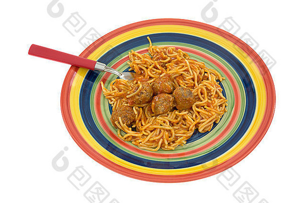 一顿由意大利面和肉丸子组成的饭，放在彩色盘子上，白色背景上有一把红色手柄的叉子。