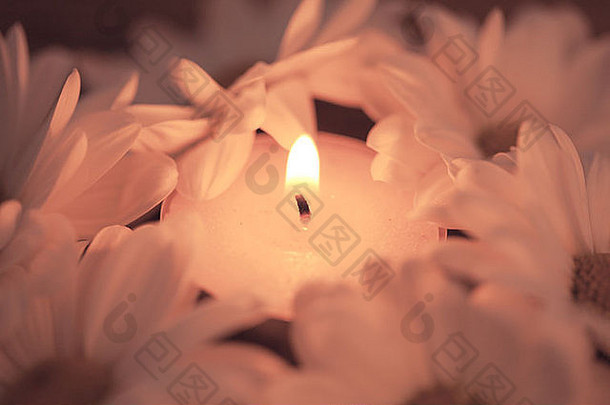 蜡烛和雏菊-卫生和水疗的象征
