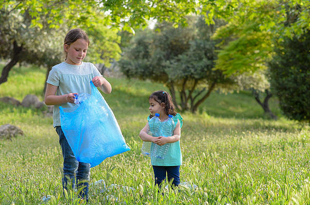 孩子们志愿者慈善机构环境孩子们垃圾袋清洁被污染的环境rubish森林
