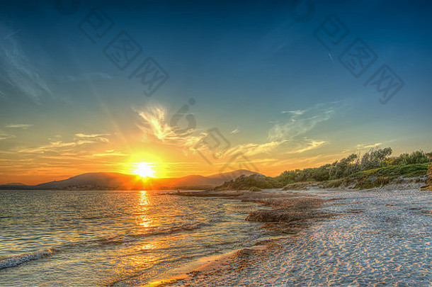 色彩斑斓的日落阿尔盖罗海岸线撒丁岛